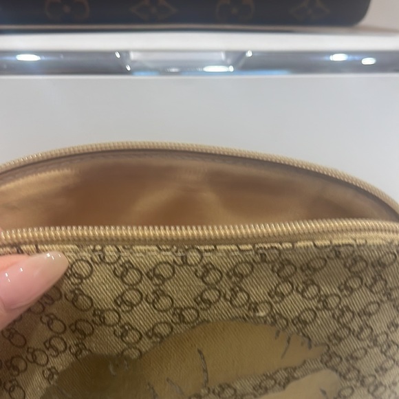 Bloomingdales Gold lips makeup bag New with tags⭐️⭐️⭐️⭐️⭐️ absolutely stunning - Picture 4 of 4